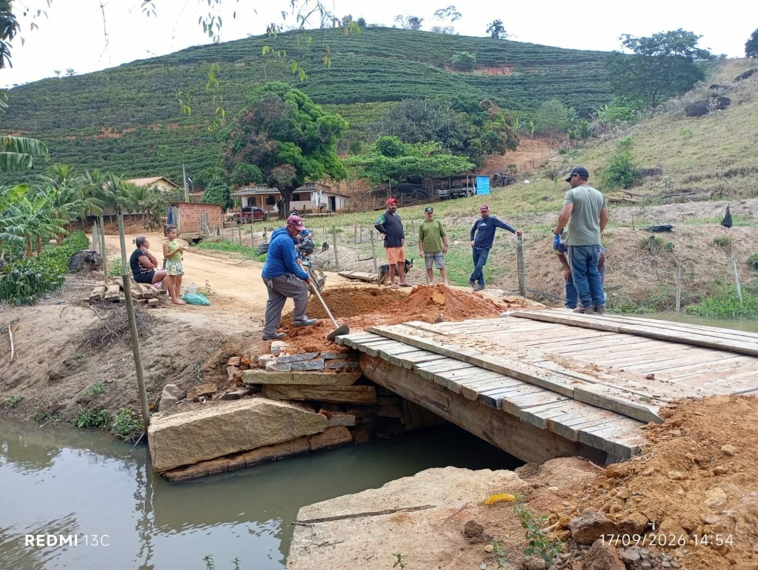 Imagem da notícia: Prefeitura constrói mais uma ponte de madeira em Santo Antônio e contabiliza 162 unidades em cinco anos e nove meses de gestão